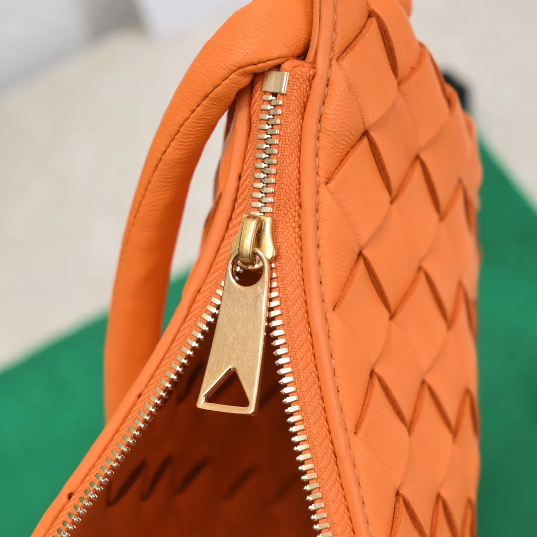 Batch 1220 BV has released new products. The small size TURN #recommended new hot style is still the classic woven logo that we can recognize at a glance. It is really a unique style that is familiar and unfamiliar! Made of sheepskin braiding, with beautiful gold beads on the shoulder straps for free adjustment. You can switch between the shoulder bag and the handbag at will. It has a concave and convex shape anytime and anywhere. It is a practical king with a unique personality. It also has the right color combination that can be sweet or salty. It is full of style. It is a beautiful summer catwalk style. Pull it out quickly. Small size: 29*3*19. Model: 6699-2#